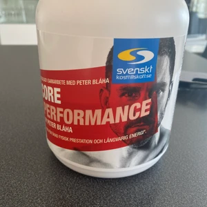 PWO - Pwo, 630 g. Tagit ca 5 skopor. Köpt för 429kr  ”Core Performance är en unik pre-workout med fokus på en jämn tillförsel av energi för både explosiv och långvarig träning. Den avancerade blandningen innehåller naturliga ämnen som verkar aktivt för mentalt fokus, fysisk styrka och uthållighet. Utmärkt uppladdning för dig som tar träningen på allvar och vill prestera på topp i alla situationer. Core Performance är framtagen för att passa alla träningsformer och du anpassar själv doseringen mellan 1-3 portioner, så att det passar just din träningsform och intensitetsnivå.  Komplex av snabba och långsamma kolhydrater för jämn energitillförsel Mentalt fokus från rosenrot och guarana Potent prestationshöjande formula Friskt fruktig smak med god sötma Utvecklad i samarbete med elitidrottare Skopa medföljer”