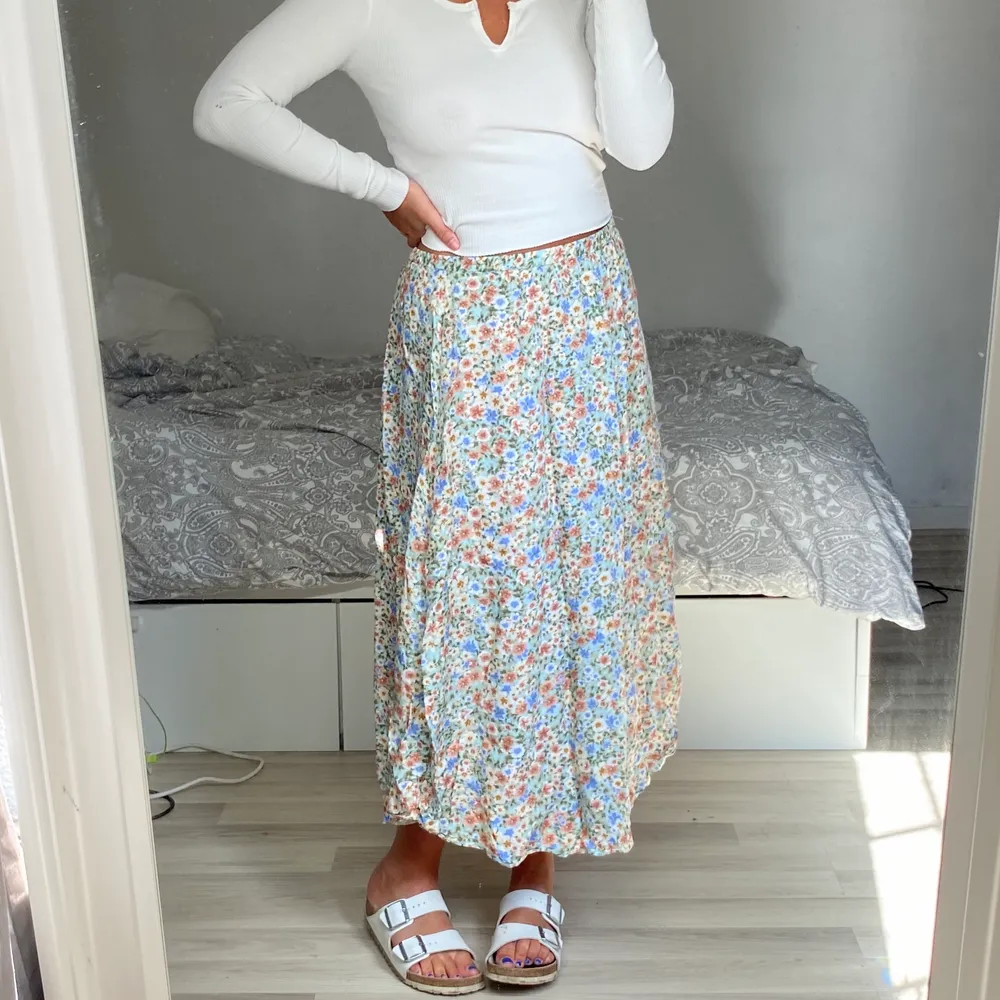 Superfin blommig kjol från Zara som jag använt en gång på midsommar!💕🦋 passar mig som har M                               BUDGIVNING ÄR INTE INKL FRAKT, den tillkommer på 48kr💗. Kjolar.