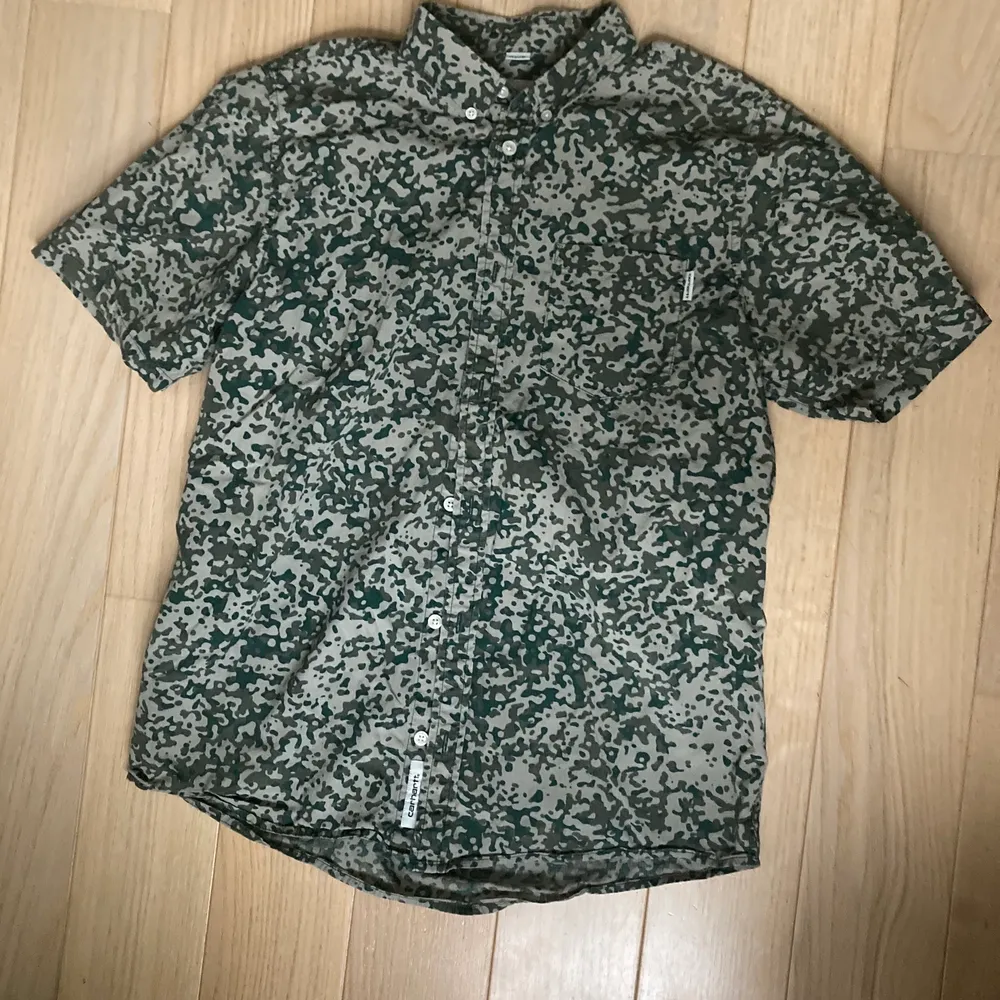 Säljer denna camouflage skjorta från Carhartt. Har användts enstaka gånger och är i nyskick. Köpare står för frakt. Skjortor.