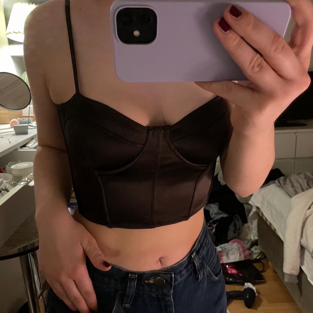Jag säljer denna jätte gulliga topp från hm som passar till allting, som jag även tror är slutsåld 💕 Det är storlek 38/M men passar mig som brukar ha storlek XS/S. Materialet är väldigt skönt och det är en dragkedja där bak. Använt endast några gånger!! Skriv för fler bilder, buda privat/i kommentarerna🤍. Toppar.