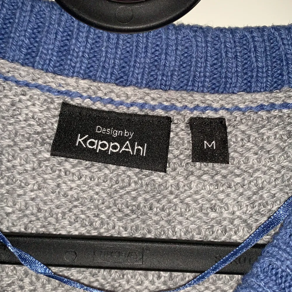En färgglad stickad tröja från Kappahl. Är i bra skick då den bara har varit använd en gång. Jag är 155 cm lång. Kontakta om frågor/ mer information. . Stickat.