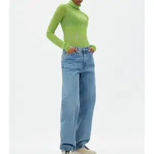 Weekday jeans i modellen ”Rail” och i färgen ”Hanson blue”. Jeansen är i helt nytt skick endast använda enstaka gånger.   Säljer pga för stora. 400kr utgångspris (original pris 600kr)