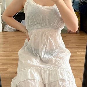 Klänning  - Vit klänning, kan vara en underklänning också med tanke på att den är rätt genomskinlig. Storlek M :)