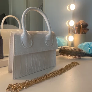 Mini väska - Miniväska som inte kommer till användning. Kontakta mig vid frågor (är lätt att få tag på)🙌❤️