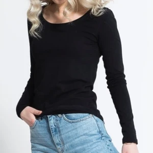Tajt svart tröja - Tajt svart tröja från lager 157 i storlek XS. Tröjan har inga skador och är andvänd ett fåtal gånger. Kontakta mig vid köp✨