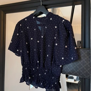Mörkblå tshirt  - Mörkblå blus/tshirt med stjärnor🤍 Knappt använd, så i superfint skick💙