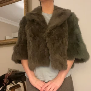 Grön pälsjacka - Grön pälsjacka som skiftar i färgen. Aldrig använd. Vet ej storlek men passar xs-m