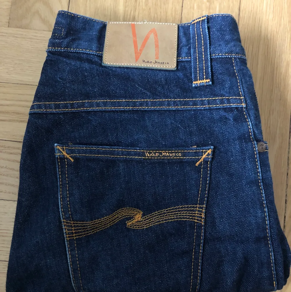 Mid rise Nudie jeans i rak modell. Knappt använda så i nyskick! W29, står L32 i men är uppsydda till L30 eller innebenslängd 73! . Jeans & Byxor.
