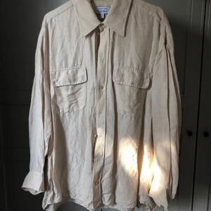 Linneskjorta från & other stories - Snygg linneskjorta från & other stories i mycket fint skick! Säljer matchande byxor i annan annons! Strl M. 