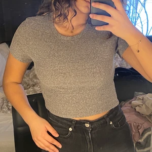 Mörkgrå topp - En mörkgrå topp från forever 21. Den är i storleken XL eftersom den är väldigt liten i storleken jag har vanligtvis S på mina plagg så denna topp passar de som har S och M. Kunden står för frakten 
