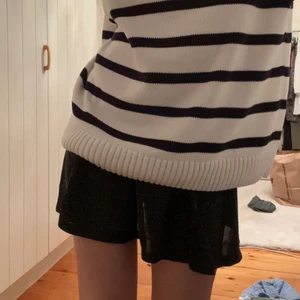 Kjol - Svart/glittrig kjol från hm, as cool, inte genomskinlig i verkligheten, ljuset lägger sig fel i mitt rum, storlek S men elastiskt band i midjan💕