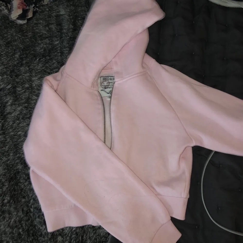 jätte söt rosa zip hoodie. i storlek 146 / 152  och skulle säga att den är som en xxs. Hoodies.
