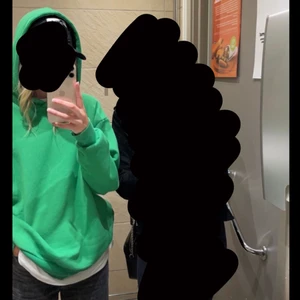 Grön hoodie 💞 - Säljer en snygg grön hoodie från Gina, rätt oversized på mig som är en Xs/S (den är Xs). Köparen står för frakten 💞
