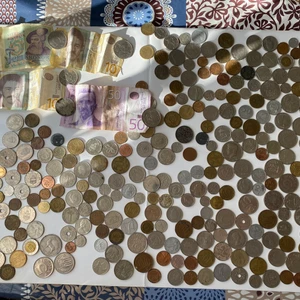 Mynt - Massa mynt och 4 sedlar från olika länder. Ge bud