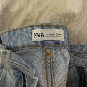 Säljer nu mina zara jeans i strl 38! De är sjuuukt snygga men de kommer tyvärr aldrig till användning, använd endast ett fåtal gånger! Jättefint skick, 250 kr inkl frakt som kostar 70 kr !
