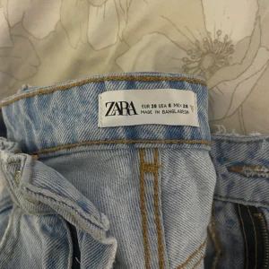 Zara jeans strl 38 - Säljer nu mina zara jeans i strl 38! De är sjuuukt snygga men de kommer tyvärr aldrig till användning, använd endast ett fåtal gånger! Jättefint skick, 250 kr inkl frakt som kostar 70 kr !