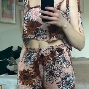 Blommigt set - Världens finaste somrigaste set från Missguided. Hade det på min systers bröllop men har tyvärr inte kommit till användning efter det. Toppen har axelband med påsydda band som går att knyta. Byxan har tillhörande band/skärp i samma mönster och material. ✨PRIS INKLUSIVE FRAKT✨