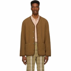 Our Legacy kofta - Oversize kofta från our legacy som bara är använd ett fåtal gånger, så gott som oanvänd. Säljer pga inte min stil längre! Koftan kommer med en extra knapp i lappen på insidan. Nypris 3200kr (tiroler cardigan camel wool our legacy)