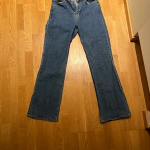 Monki Kaori  - Säljer mina Monki jeans i modellen Kaori. De är väldigt smickrande, utsvängda nertill och självklart högmidjade. 200kr frakt inkluderad🥰