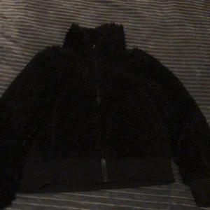 Pälls jacka - En lurvig lite tunnare fake ulls jacka från Zara, dragkedja, hög krage och 2 fickor, så fin, går ner exakt till svankens slut. Svart ( använd Max 4 ggr) Perfekt nu till våren🤩