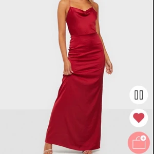 Röd långklänning - Helt oanvänd långklänning, inköpt för 700kr  till studentbalen men passade inte mig. Storlek M 