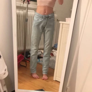 Blåa jeans - Super snygga jeans som jag säljer för 40kr i storlek M! Plus frakt! Priset kan diskuteras!💗