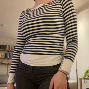 Randig tröja  - Jag säljer en randig tröja som är köpt på H&M. Jag får tyvärr ingen användning för den längre men det är i bra skick. Frakten ingår i priset:)