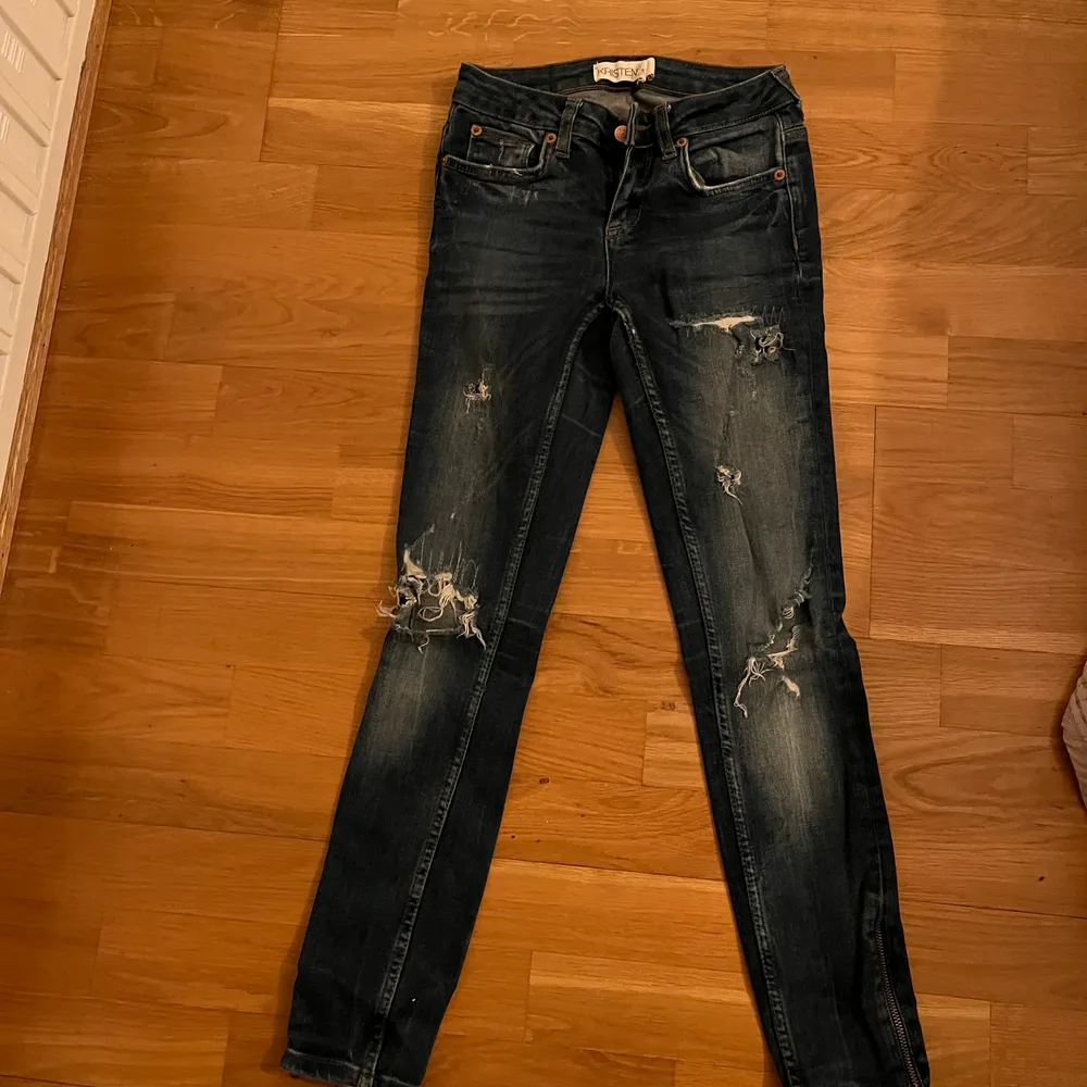 Slitna jeans ifrån ginatricot passar storlek xs /s. Jeans & Byxor.