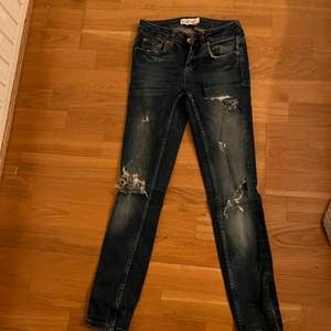 Slitna jeans ifrån ginatricot passar storlek xs /s