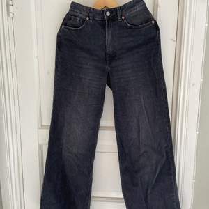 Svarta jeans från H&M strl 38, knappt använda💓