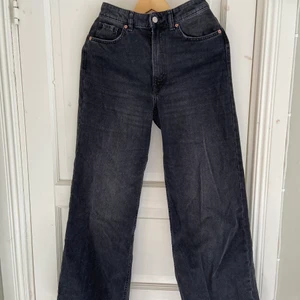 Jeans Svarta - Svarta jeans från H&M strl 38, knappt använda💓