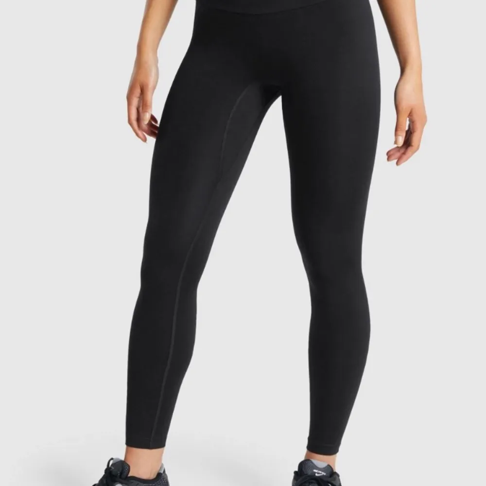 Tränings leggings från gymshark i storlek M, endast använda 2 gånger men säljas då de inte kommer till användning. Nypris 400kr/säljs för 200kr🤍🤍. Jeans & Byxor.