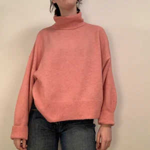 Rosa stickad tröja - Super snygg rosa stickad polotröja från HM😽 kan mötas på söder annars tillkommer frakt ✨