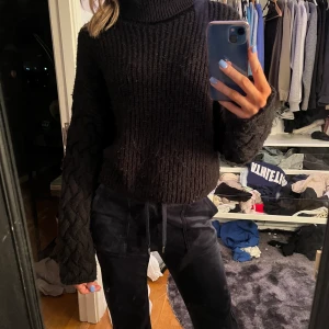 Stickad tröja - Stickad polo tröja från nakd som inte kommer till använding!❤️