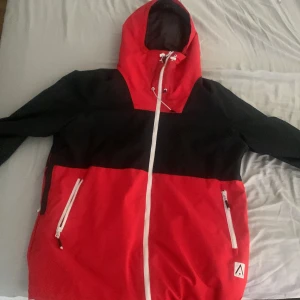 Wear colour skidjacka strl L  - Skidjacka säljes med snö lås och i väldigt bra skick storlek Large. Finns även ficka till liftkortet på vänster sida, nypris 1300