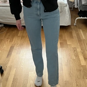 Raka Jeans - Ett par raka blåa jeans i fint skick från Nakd! Säljer eftersom de tyvärr inte kommer till användning längre💜⚡️