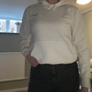 Vit hoodie - Basic vit hoodie. Kan skickas mot fraktkostnad. Kolla mina andra annonser så kan vi komma överens om ett sammanlagt pris för flera plagg