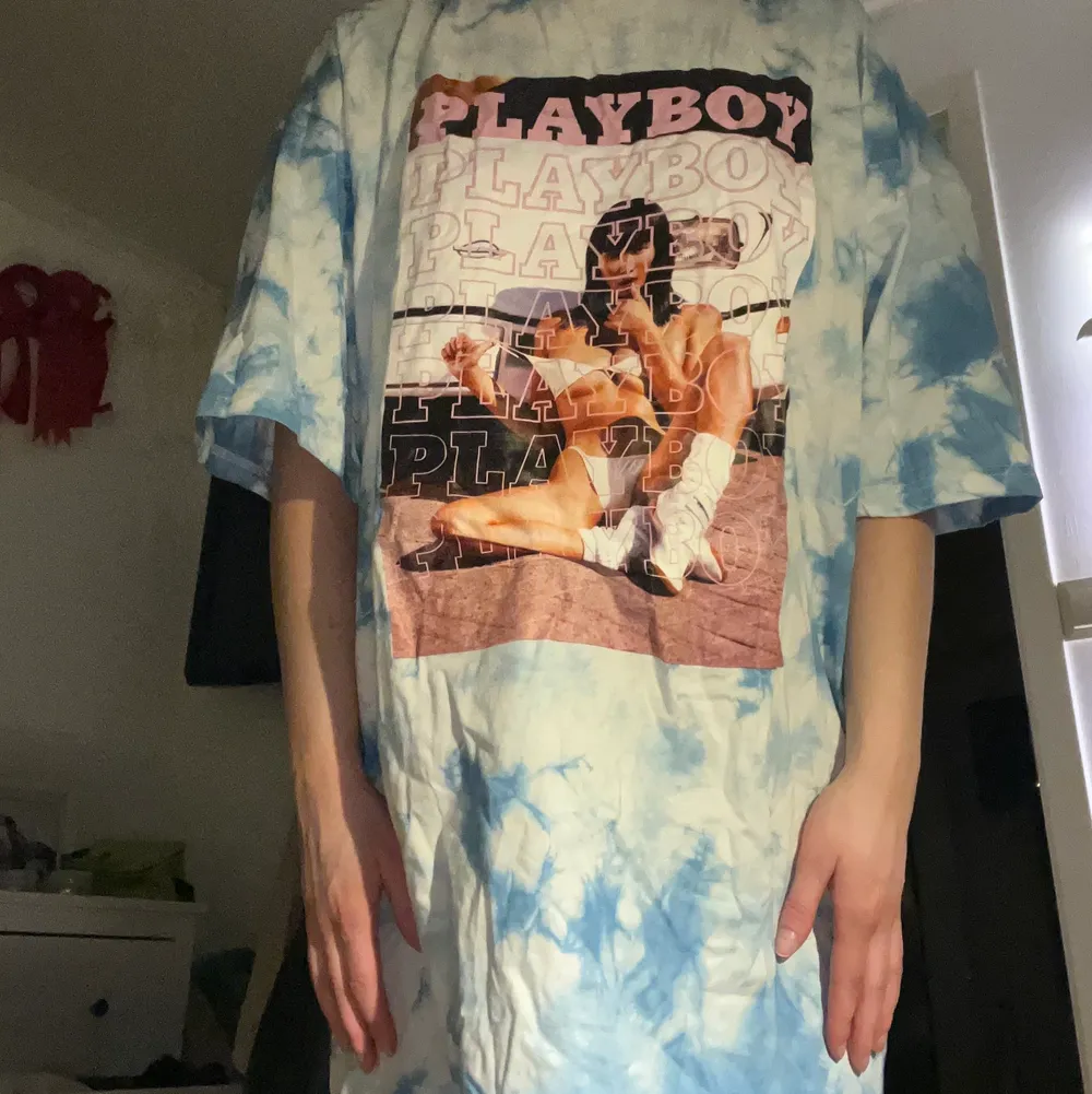 Super oversized Playboy tröja i storlek 34 men sitter som XXXL på tjej och XL/L på kille och även där oversized. Jag skulle ha en som klänning men har aldrig använts. Trycket är helt awesome och kvaliteten riktigt bra! Köpt på missguided. PRISLAPPEN KVAR! BUDA Gärna! Detta är mest en intressekoll. T-shirts.