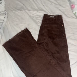 Jeans - Fina jeans från pull&bear, passar mig som är 173 cm men går att klippa, är en slits. Frakten är inräknad i priset