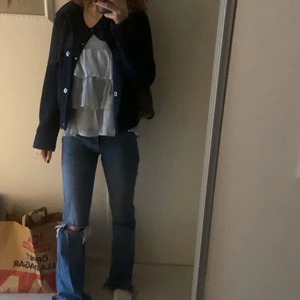 Säljer dessa jätte fina byxor från gina - Säjer dessa jätte fina byxor från gina storlek 34 dom sitter bra på alla krops former.Jeansen är jätte stretchiga och det bästa är att dom inte töjs ut.