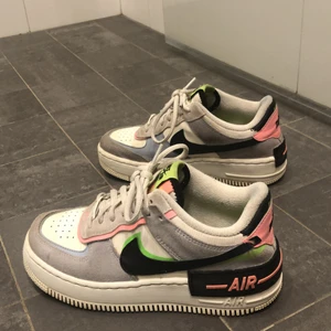 Nike air force 1 - Säljer mina Nike air force 1 då dem blivit för små tyvärr. De är sparsamt använda så de finns inga hål eller slitningar. Skorna är i storlek 36,5.