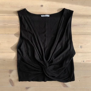 Svart linne, Zara - Svart linne i stolen XL, passar dock mig som har s-m vanligtvis. Gillar att den inte sitter så tight på! Bra skick inga hål eller fläckar 