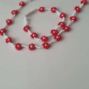 Halsband och Armband  - Armband och halsband, vitt och rött❤️🤍 Halsband: 130kr. Armband: 49kr⚡️