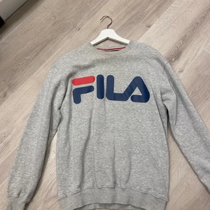 Fila tröja - Säljer denna Fila tröja. Använd fåtal gånger. Inga skador eller något, skönt tyg.