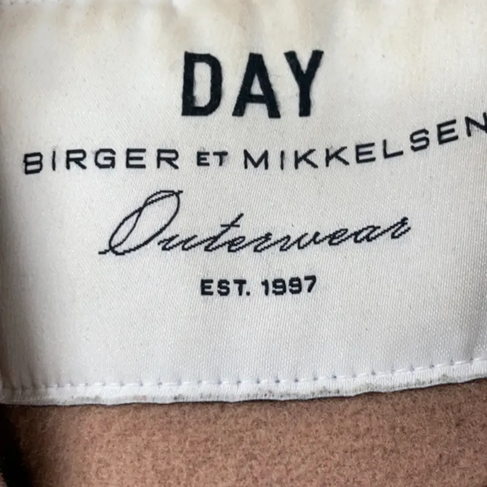 Kappa i fint skick från märket DAY BIRGER AT MIKKELSEN. Storlek S. 70% wool 30% Nylon . Jackor.