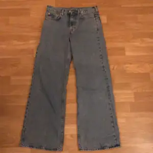 Weekday beyond jeans som är super populära. storlek w30 l32 (stora) köparen står för frakt 💚