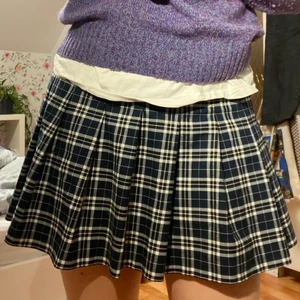 Mörkblå rutig tenniskjol💙 - Jättesöt rutig tenniskjol från HM. Säljs då den är lite för liten, jag har oftast strl M/38. Kan mötas upp i Stockholm, annars står köparen för frakt. Skriv privat om du är intresserad/har  frågor💕.