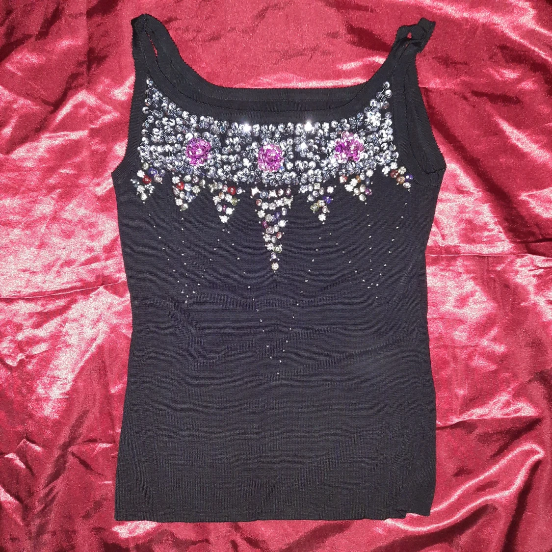 Linne med pärlor och paljetter