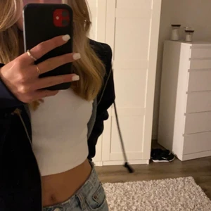 Marinblå zip hoodie - Säljer min brandy Melville zip hoodie för att jag längre inte har nån användning för den. Använd ett fåtal gånger.