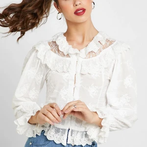 house of sunny - världens finaste blus i spets från house of sunny. endast använd en kväll! säljer endast för priset och går inte ner❤️